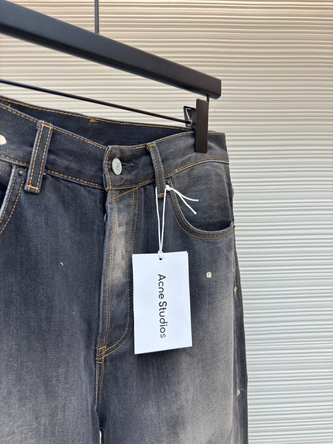 Acne Studios washed ink-splashed straight jeans ●Authentic product: Purchased and developed by 2859 ●Item number: 1680279-A75 ●Fabric: denim fabric ●Technology: Painting process ●Weight: about 780 grams ●Version: Fitted version ●Size: 30-31-32-33-34 ●Description: Made of denim fabric imported from Japan, which is characterized by high density and thick yarn, so it has strong wear resistance and tensile strength It also has softness. With the passage of time and frequent wearing, denim fabric will gradually become softer. After special dyeing and finishing processes to fit the body, denim fabric also has good color fastness and washability. It can withstand multiple washings without fading easily. The hand-painted ink splash design takes up to 30 minutes to paint a finished product. The daily output is limited. The work process is very cumbersome. After painting, it is washed and aged. It is an important process to give the denim fabric a retro and aged effect, showing a natural Uneven fading effect. Customized genuine leather label. Pink thread is used for marking the back pocket in details. The overall wiring is straight and delicate. The fabric is comfortable and soft. The color is consistent and no color difference. It can be matched with the same style to create a fashionable look and control various occasions. Customized accessories. Complete three labels. Same style for men and women!